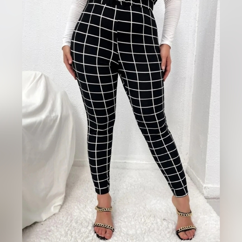 FOREVER 21 women's black squared pants. Skinny  SIZE S